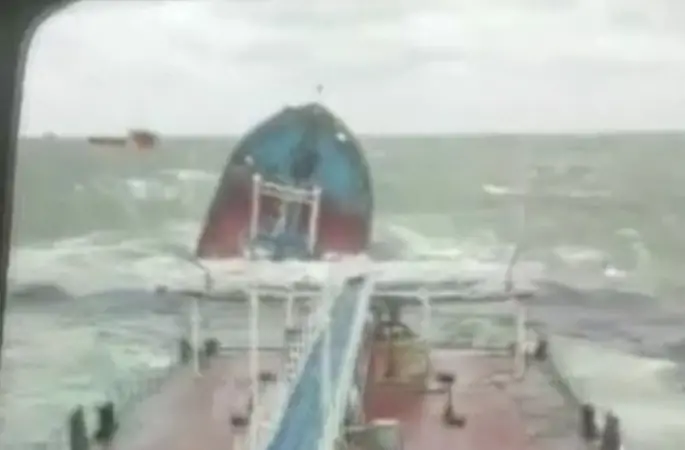 Karadeniz’de fırtınaya kapılan petrol tankeri ikiye bölündü