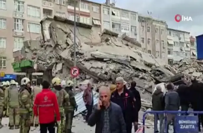 Güngören’de kentsel dönüşüm çalışması yapılan bina çöktü