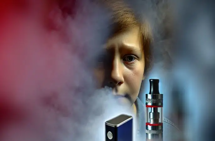 Gençler elektronik sigara akımına kapıldı! Elektronik sigara zehir saçıyor