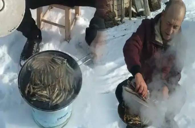 Bayburt’ta eksi 10 derecede hamsi keyfi