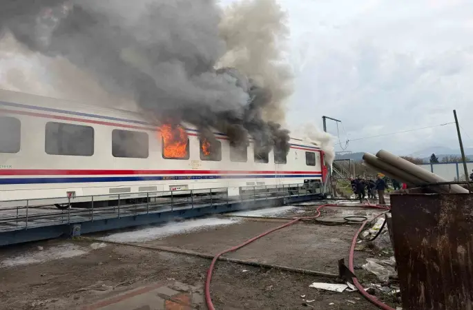 Yeni üretilen vagon alev alev yandı
