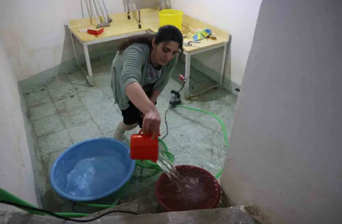 Yeraltı kaynakları dolunca sular, evlerin altından çıkmaya başladı: 40 evin bodrumunu su bastı
