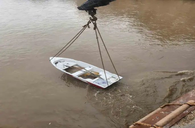 Yeşilırmak’ın sularına kapılan kayık köprüye takıldı
