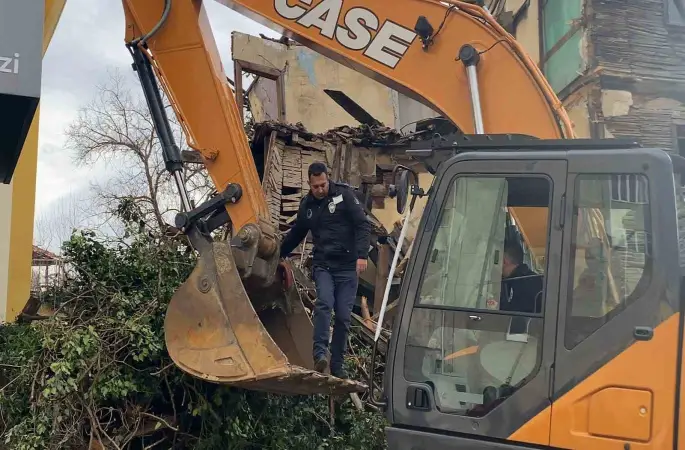 Yıkılan binadan bayrağı kurtaran zabıta personeli: "Gönlüm el vermedi"

