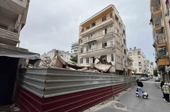 Yıkımda zarar gören binanın sakinleri: "Müteahhide ulaşamıyoruz"
