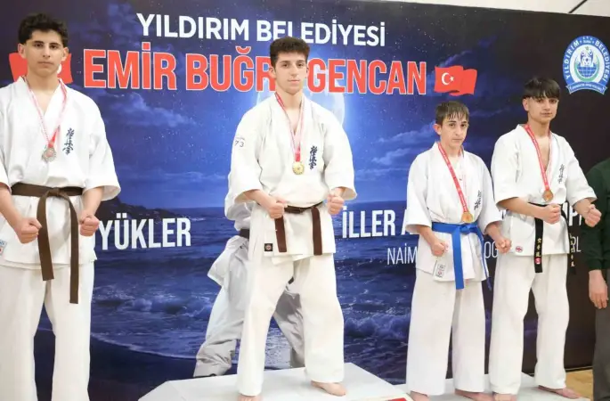 Yıldırımlı karatecilerden madalya yağmuru
