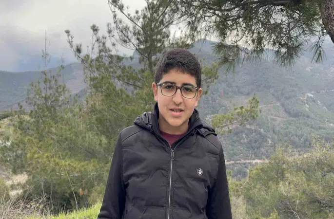 Yıpranan bayrağı fark eden öğrenci, yenisiyle değiştirdi
