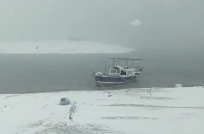 Yoğun kar ve sis balıkçıları durdurdu: Tekneler kıyıya çekildi
