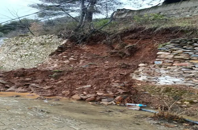 Yoğun yağış sonrası istinat duvarı çöktü
