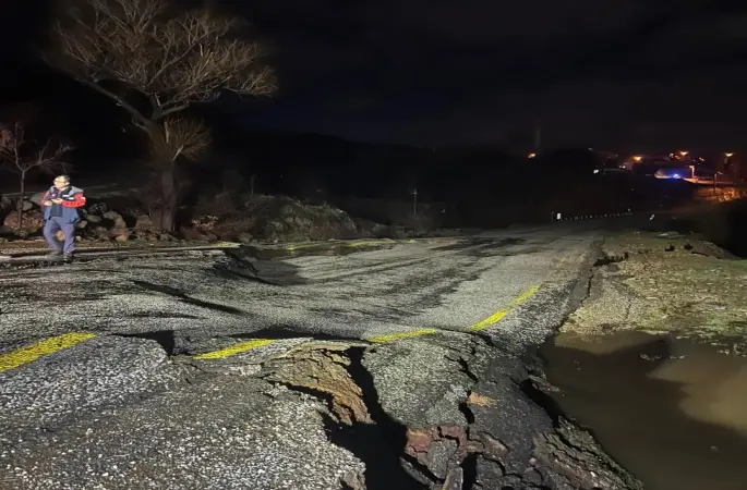 Yoğun yağış sonrası köy yolunda çökme meydana geldi

