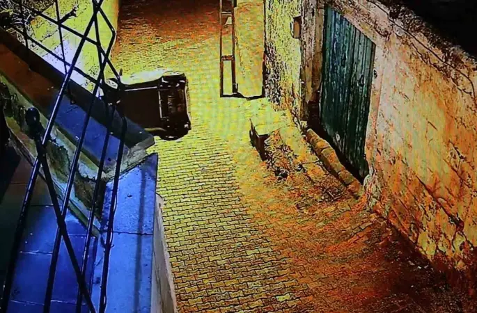 Yokuşu çıkamayan elektrikli bisiklet devrildi
