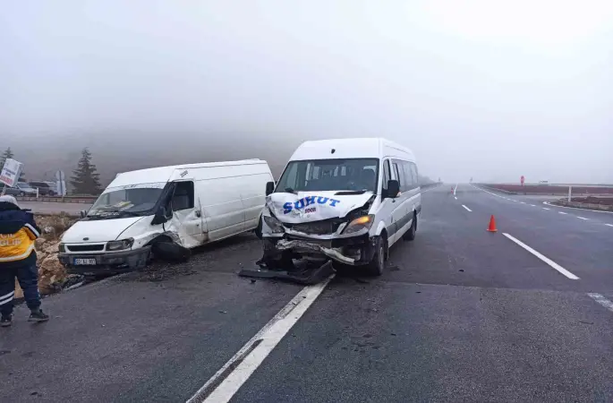 Yolcu minibüsü ile kamyonet çarpıştı: 7 yaralı
