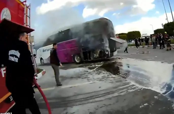 Yolcu otobüsünde çıkan yangın büyümeden söndürüldü
