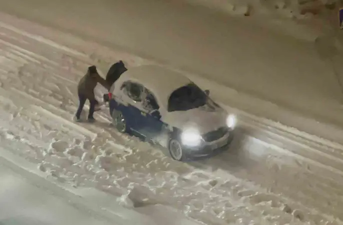 Yolda kalan araçları el birliğiyle çıkardılar
