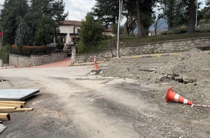 Yolda oluşan çatlaklar valilik konutunu geçici olarak boşalttırıyor
