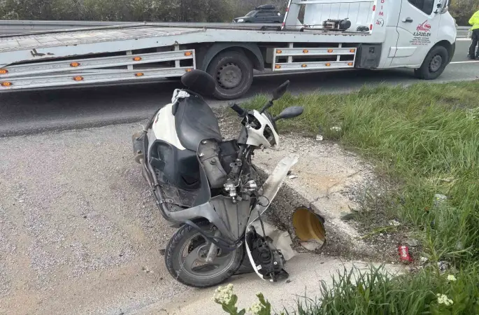 Yoldan çıkan motosikletten düşen 1’i çocuk 3 kişi yaralandı
