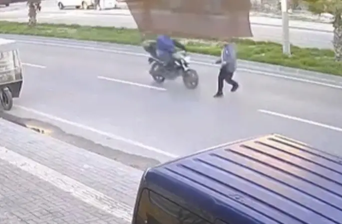 Yolun karşısına geçerken motosikletin çarptığı bir kişi yaralandı
