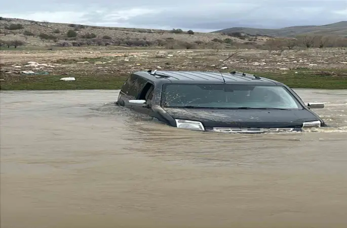 Yolunu kaybetti, aracıyla çayı geçmeye çalışırken suda mahsur kaldı
