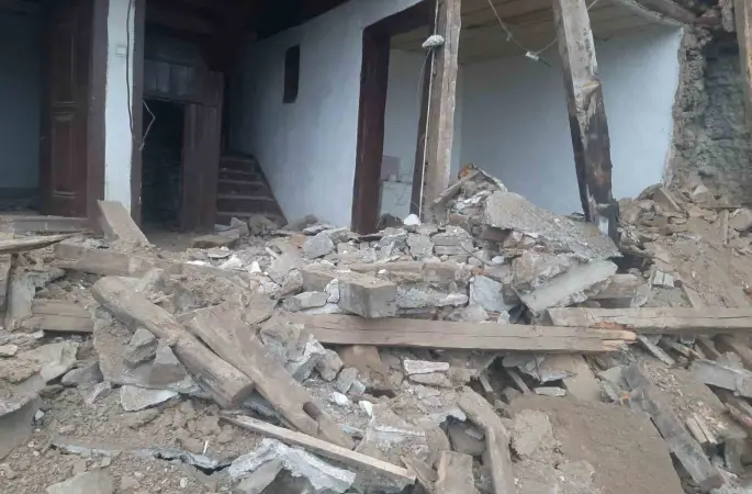 Yozgat’ta metruk konak, yağışın etkisiyle çöktü
