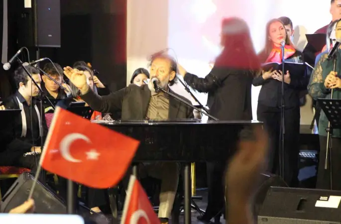 Yücel Arzen Hacıoğulları Amasya’da öğrencilerle sahne aldı
