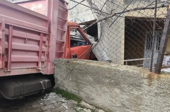 Yük kamyonu duvarı aşıp eve daldı
