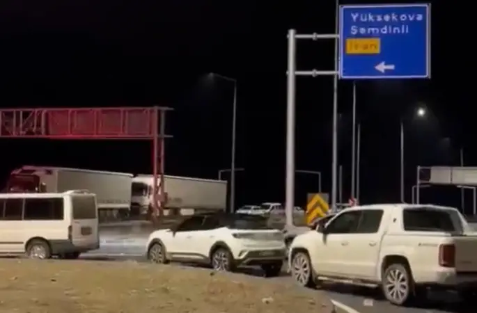 Yüksekova-Van kara yolunda heyelan: Ulaşım durdu
