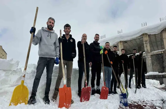 Yüksekova’da 20 kişilik ekibin çatıda kar temizleme mesaisi
