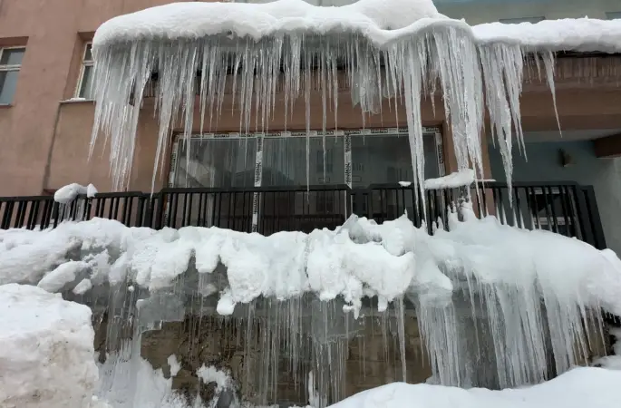 Yüksekova’da 3 metrelik buz sarkıtları oluştu
