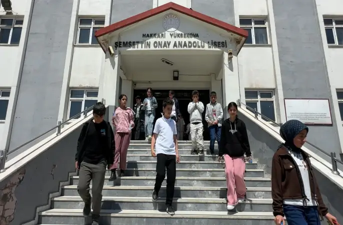 Yüksekova’da 4 bin 69 öğrenci bursluluk sınavında ter döktü
