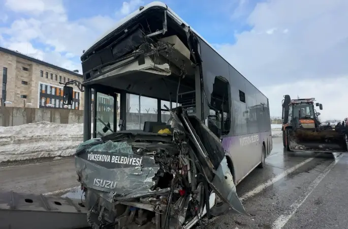 Yüksekova’da belediye otobüsü ile minibüs çarpıştı: 18 yaralı

