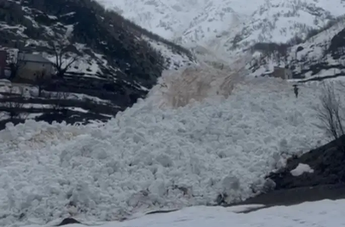 Yüksekova’da çığ paniği: Köy halkı faciadan döndü

