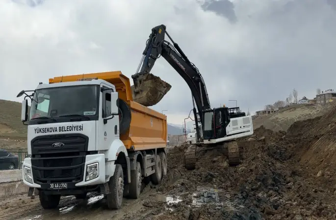 Yüksekova’da heyelan nedeniyle tek şeridi 19 gündür kapalı olan yol temizleniyor
