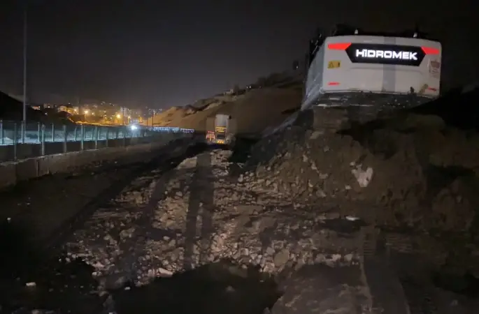 Yüksekova’da heyelan: Pizok yolu trafiğe kapatıldı
