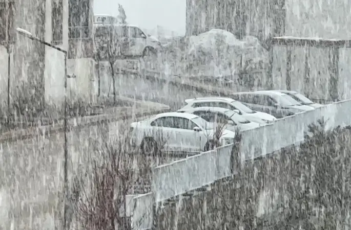 Yüksekova’da kar ve sis etkili oldu: Görüş mesafesi 20 metreye düştü
