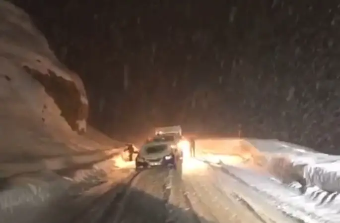 Yüksekova’da kar ve tipi ulaşımı aksattı: Fırtınaya rağmen namazını kıldı
