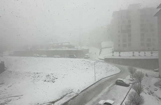 Yüksekova’da nisan ayında kar esareti
