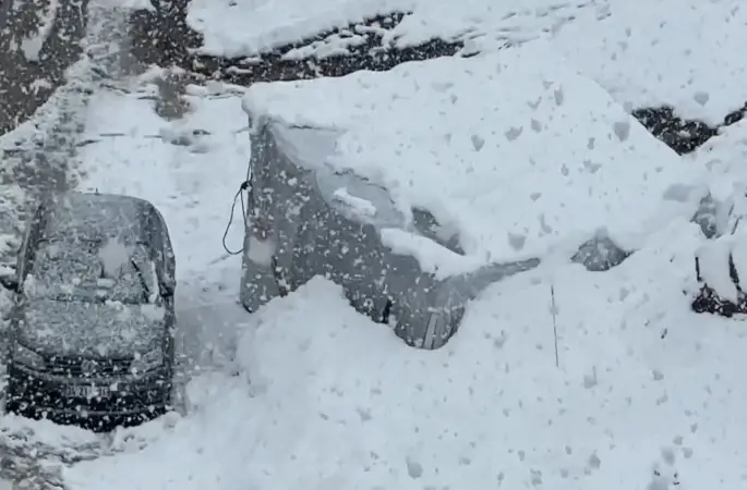 Yüksekova’ya kış geri geldi
