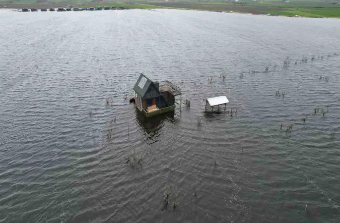 Yüzen evler...Ulubat Gölü taştı, felaket havadan görüntülendi
