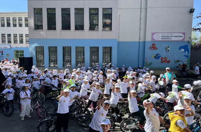 Zeytinburnu’nda "Mektepten Meclise Pedal" bisiklet turu renkli görüntülere sahne oldu
